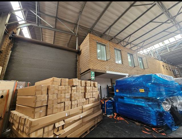 1,415M² WAREHOUSE TO LET IN MEADOWDALE